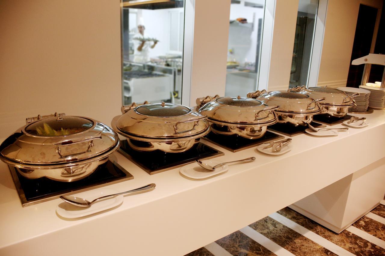 Radisson Hotel Sfax Exterior foto A row of chafing dishes