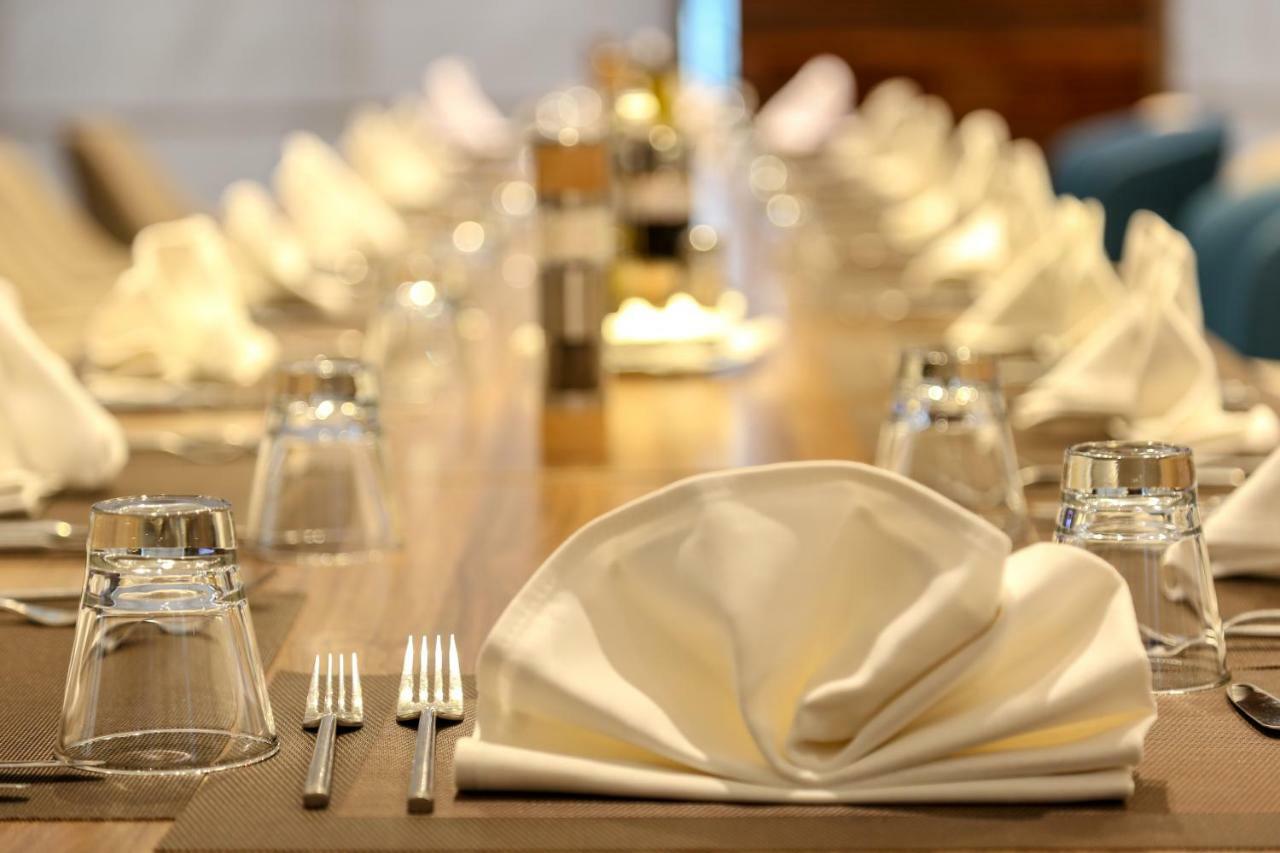 Radisson Hotel Sfax Exterior foto A table set for fine dining